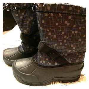 🥾❄️ Barely used Boys size 7 Snow boots!